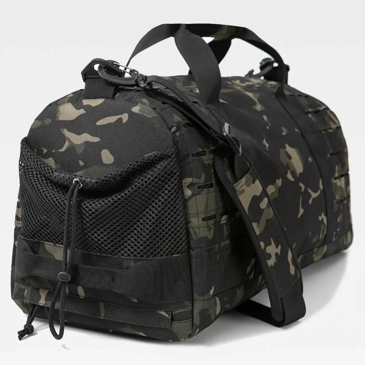 Bolsa Gympack Duffel 40L Preta Camuflada - Vista Diagonal com Alças e Bolsos
