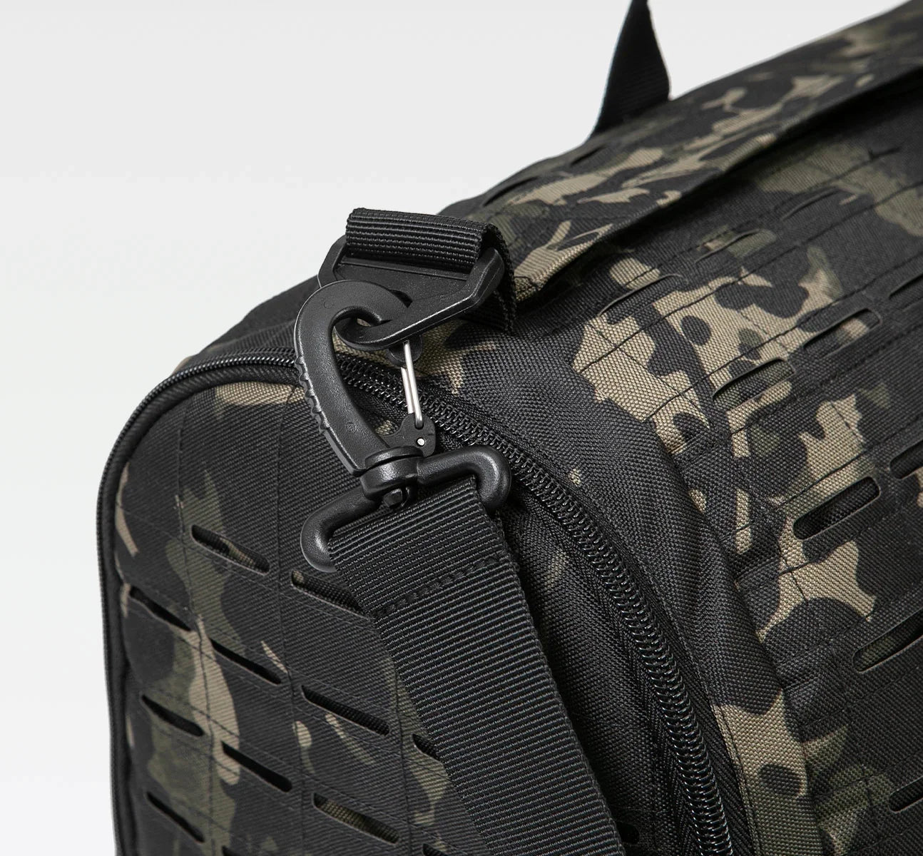 Bolsa Gympack Duffel 40L Preta Camuflada - Detalhe do Sistema MOLLE, Gancho e Zíper