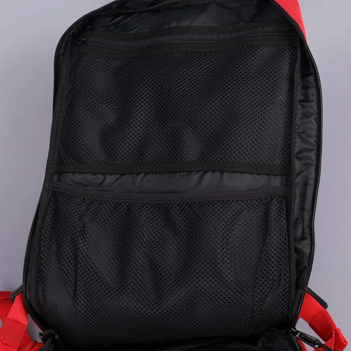 Mochila Gympack Pro 50 Litros Vermelha - Bolso Principal Aberto Mostrando Compartimentos Internos Telados